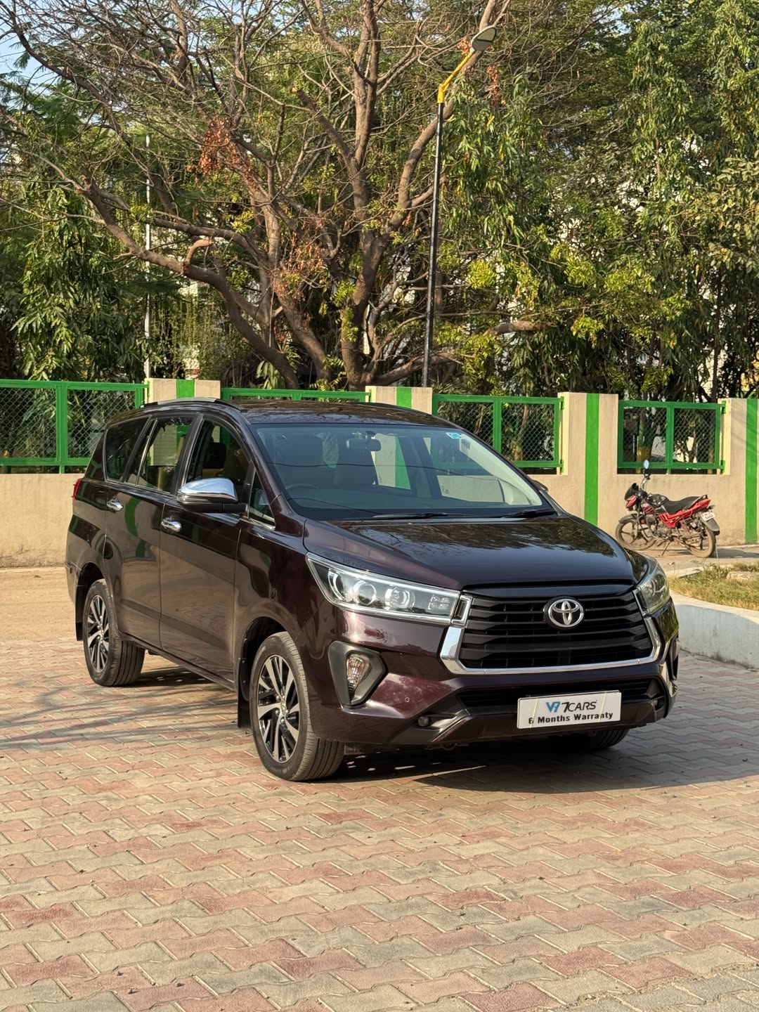 
								Toyota Innova Crysta full									