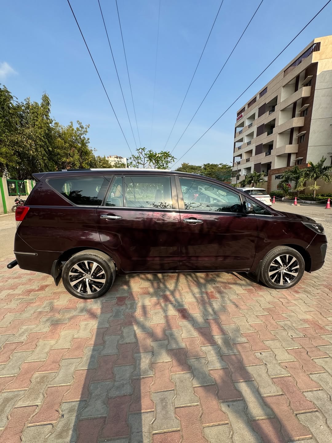 
								Toyota Innova Crysta full									